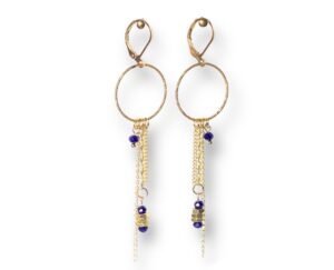 Boucles d’oreilles longues chaînes dorées, perles bleues et écrous – Bijoux artisanaux.