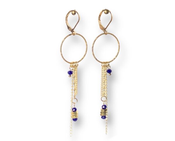Boucles d’oreilles longues chaînes dorées, perles bleues et écrous – Bijoux artisanaux.