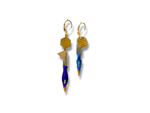Boucles d’oreilles asymétriques plumes de calligraphie violet Graffiti