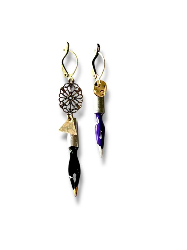 Boucles d'oreilles asymétriques plumes de calligraphie noir Graffiti