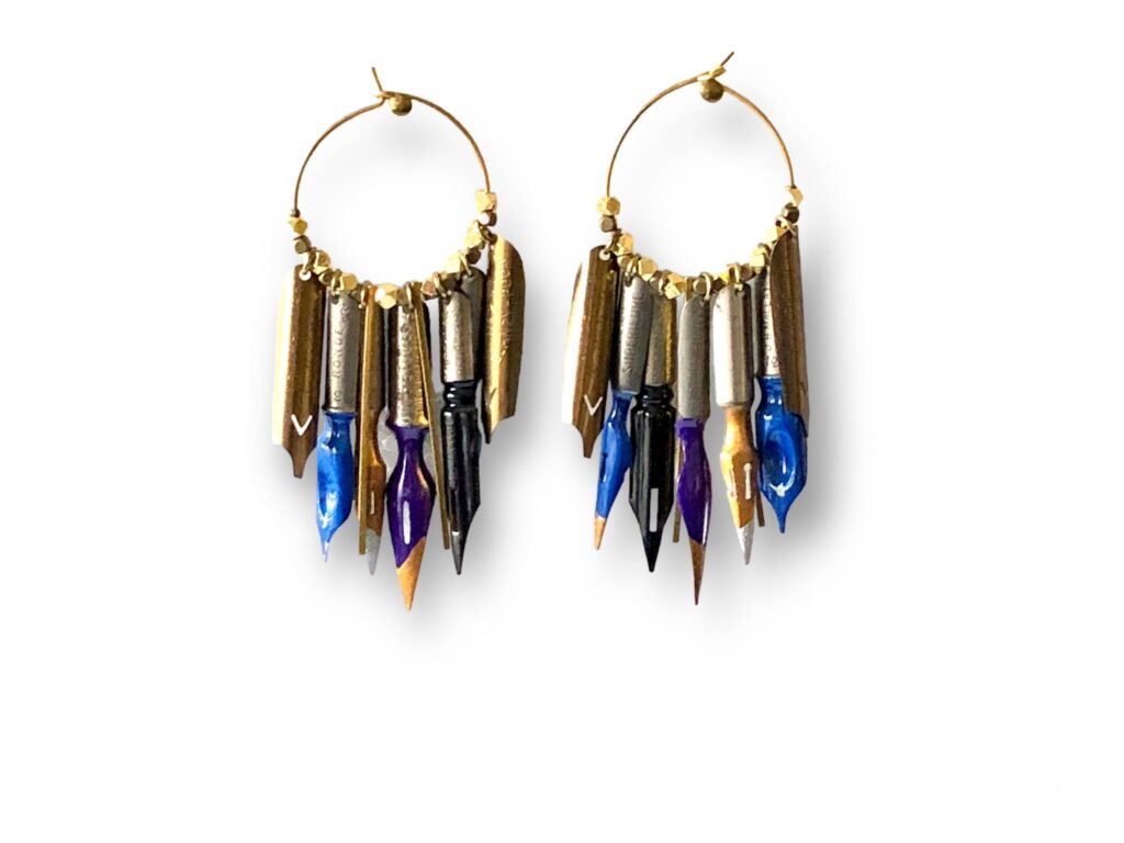Boucles d'oreilles plumes de calligraphies émaillées bleu et violet.