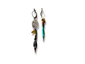 Boucles d'oreilles asymétriques plumes de calligraphie turquoise Graffiti