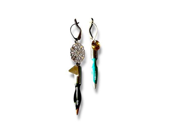 Boucles d'oreilles asymétriques plumes de calligraphie turquoise Graffiti