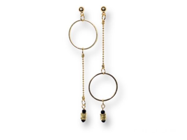 Boucles d'oreilles asymétriques écrous noir Oh la la ! - bijou moderne et fait main.