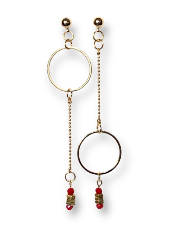 Boucles d'oreilles asymétriques écrous rouge Oh la la ! - vue de près.