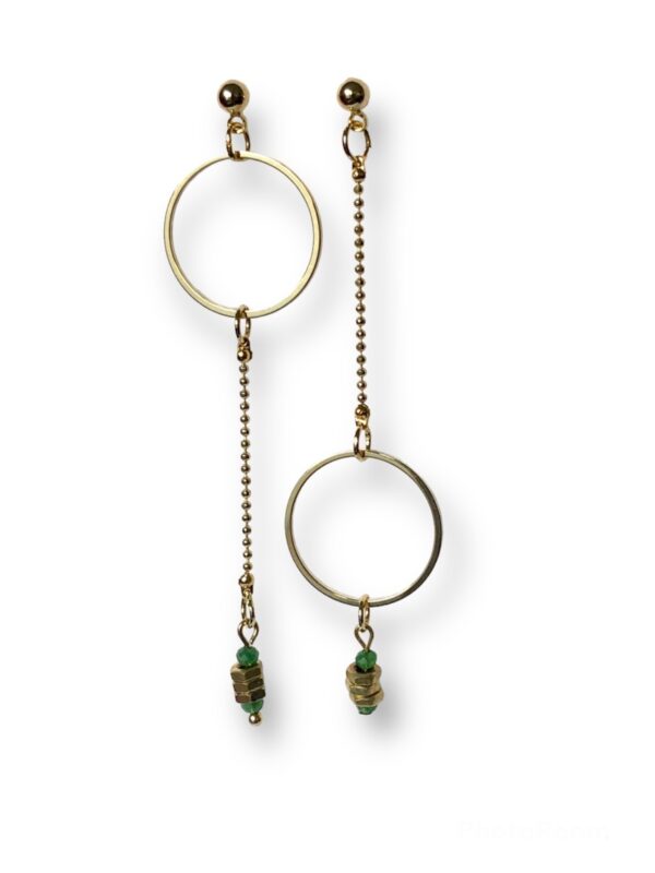 Boucles d'oreilles asymétriques écrous vert Oh la la ! - vue de près.