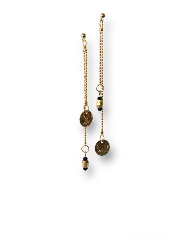 Boucles d'oreilles asymétriques longues écrous noir Oh la la ! - vue de près.