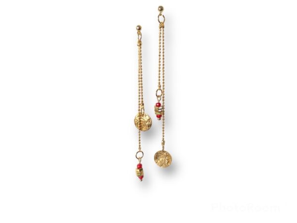 Boucles d'oreilles asymétriques longues écrous rouge Oh la la ! - bijou artisanal original.