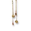 Boucles d'oreilles asymétriques longues écrous rouge Oh la la ! - vue de près.