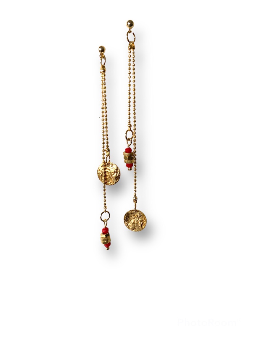 Boucles d'oreilles asymétriques longues écrous rouge Oh la la ! - vue de près.
