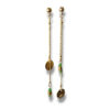 Boucles d'oreilles asymétriques avec écrous et perles vertes.