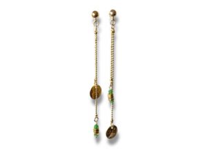 Boucles d'oreilles asymétriques avec écrous et perles vertes.