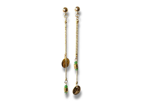 Boucles d'oreilles asymétriques avec écrous et perles vertes.
