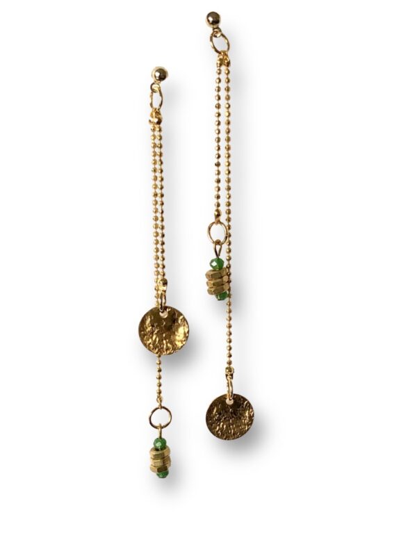 Boucles d'oreilles asymétriques longues écrous vert Oh la la ! - vue de près.