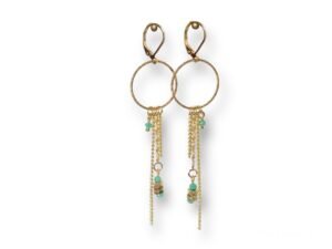 Boucles d'oreilles chaînes écrous bleu turquoise Oh la la ! dorées avec cercle strié, chaînes fines, perles turquoises et écrous en laiton.