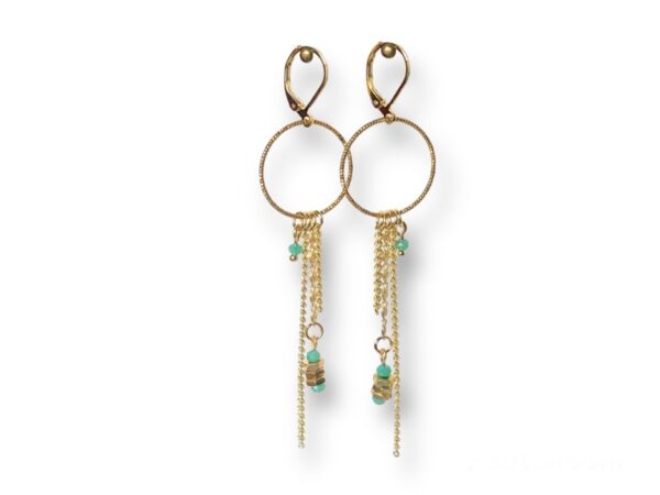 Boucles d'oreilles chaînes écrous bleu turquoise Oh la la ! dorées avec cercle strié, chaînes fines, perles turquoises et écrous en laiton.