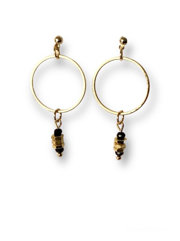 Boucles d'oreilles courtes écrous noir Oh la la ! - vue de près.