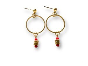 Boucles d'oreilles courtes écrous rouge Oh la la ! - créoles dorées, écrous en laiton et perles rouges.
