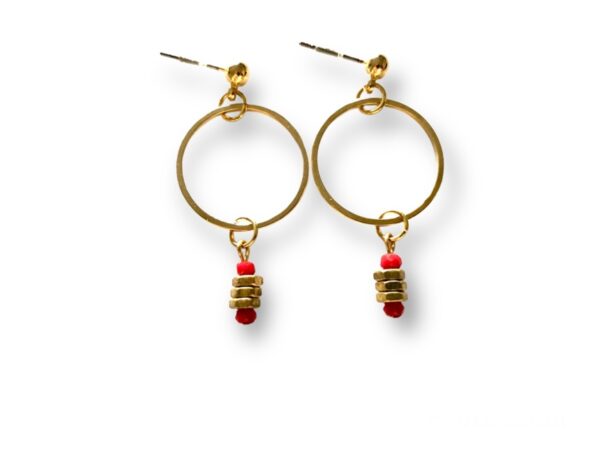 Boucles d'oreilles courtes écrous rouge Oh la la ! - créoles dorées, écrous en laiton et perles rouges.