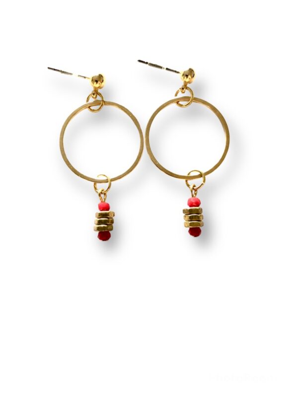 Boucles d'oreilles courtes écrous rouge Oh la la ! - vue de près.