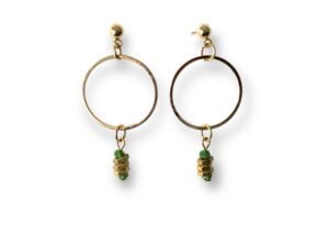 Boucles d'oreilles courtes écrous vert Oh la la ! - créoles dorées, écrous en laiton et perles vertes.
