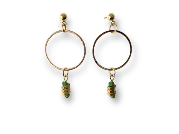 Boucles d'oreilles courtes écrous vert Oh la la ! - créoles dorées, écrous en laiton et perles vertes.