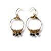 Boucles avec perles noires.