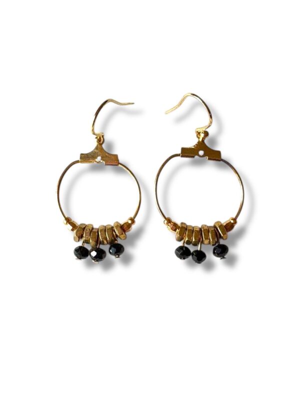 Boucles avec perles noires.