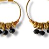 Boucles d'oreilles créoles de créateur.