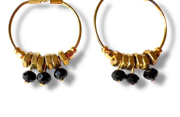 Boucles d'oreilles créoles de créateur.