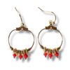 Boucles d'oreilles créoles écrous 3 perles rouge Oh la la ! - Boucles d'oreilles créoles dorées avec écrous en laiton et trois perles rouges.