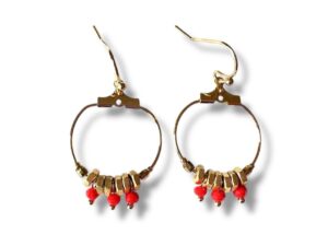 Boucles d'oreilles créoles écrous 3 perles rouge Oh la la ! - Boucles d'oreilles créoles dorées avec écrous en laiton et trois perles rouges.
