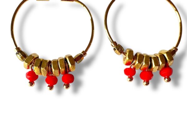 Boucles d'oreilles créoles écrous 3 perles rouge Oh la la ! - vue de près.
