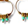 Boucles d'oreilles avec perles turquoises.