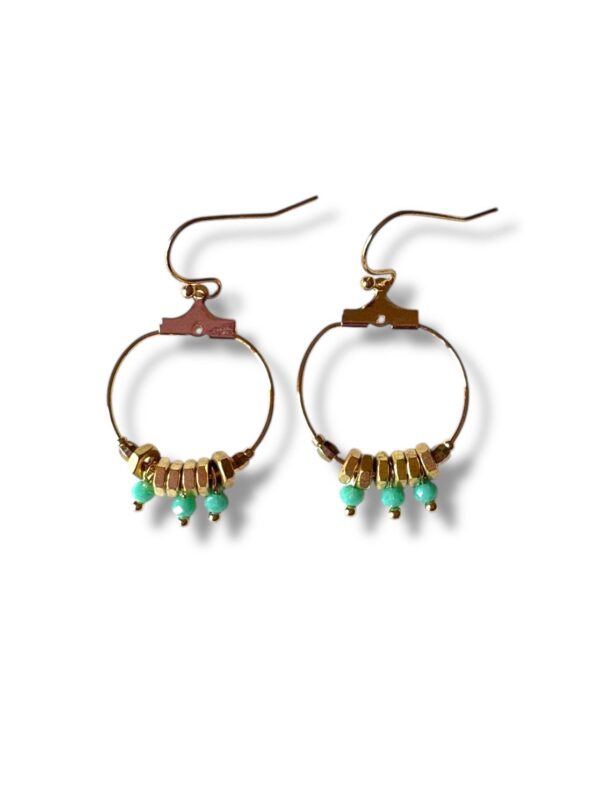 Boucles d'oreilles de créateur avec petits écrous en laiton brut.