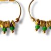 Boucles d'oreilles créoles dorées avec écrous en laiton et trois perles vertes vues de près.