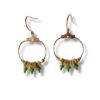 Boucles d'oreilles créoles dorées avec écrous en laiton et trois perles vertes.