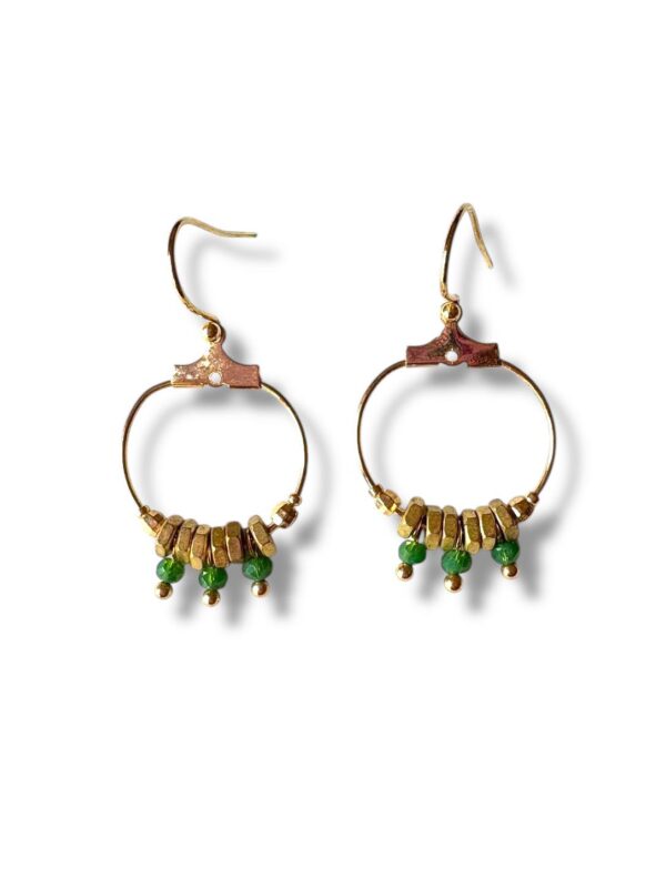 Boucles d'oreilles créoles dorées avec écrous en laiton et trois perles vertes.