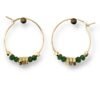 Boucles d’oreilles créoles écrous et perles vertes – Bijou fait main en laiton doré.