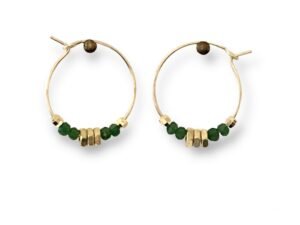 Boucles d’oreilles créoles écrous et perles vertes – Bijou fait main en laiton doré.