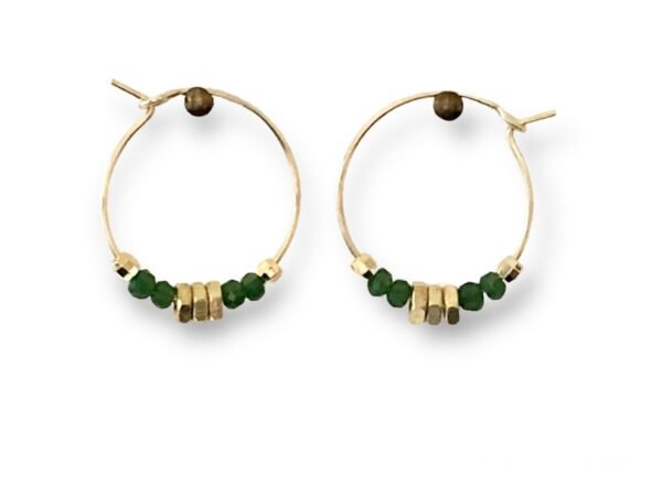 Boucles d’oreilles créoles écrous et perles vertes – Bijou fait main en laiton doré.