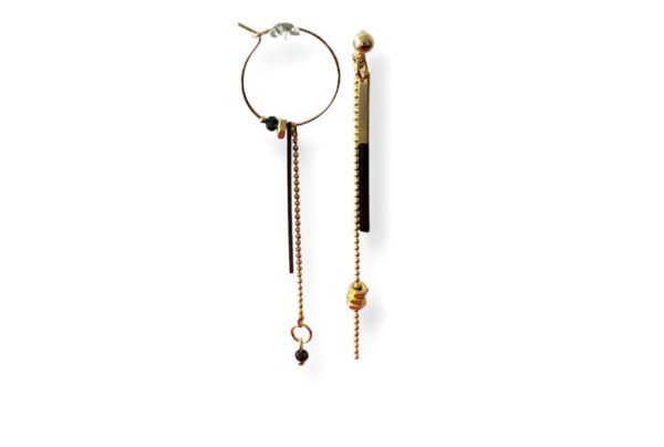 Boucles d'oreilles dépareillées écrous émail noir Oh la la ! - Boucles d'oreilles longues dépareillées avec émail noir, écrous en laiton brut et chaînes dorées.