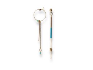 Boucles d'oreilles dépareillées écrous émail turquoise Oh la la ! - Boucles d'oreilles longues dépareillées avec émail turquoise, écrous en laiton brut et chaînes dorées.