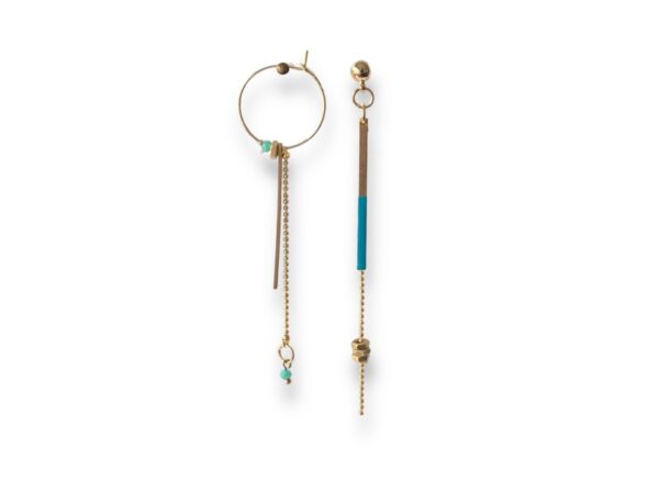 Boucles d'oreilles dépareillées écrous émail turquoise Oh la la ! - Boucles d'oreilles longues dépareillées avec émail turquoise, écrous en laiton brut et chaînes dorées.