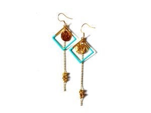 Boucles d'oreilles pendantes carrées bleues avec écrous en laiton brut et chaîne dorée.