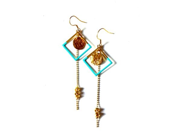 Boucles d'oreilles pendantes carrées bleues avec écrous en laiton brut et chaîne dorée.
