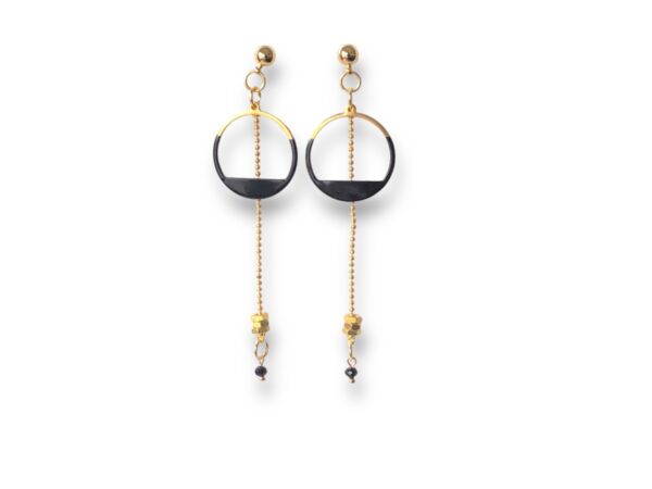 Boucles d'oreilles écrous émail noir Oh la la ! - Longues boucles d'oreilles avec émail noir, écrous en laiton brut et chaîne billes dorée.