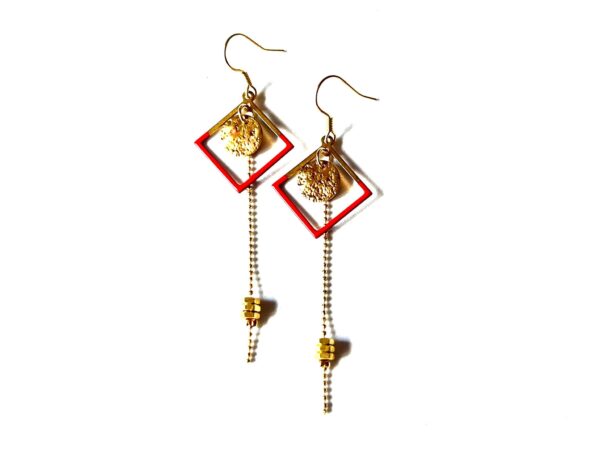 Boucles d'oreilles pendantes carrées rouges avec écrous en laiton brut et chaîne dorée.