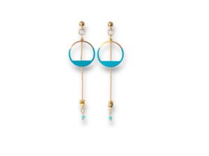 Boucles d'oreilles écrous émail turquoise Oh la la ! - Longues boucles d'oreilles avec émail turquoise, écrous en laiton brut et chaîne billes dorée.