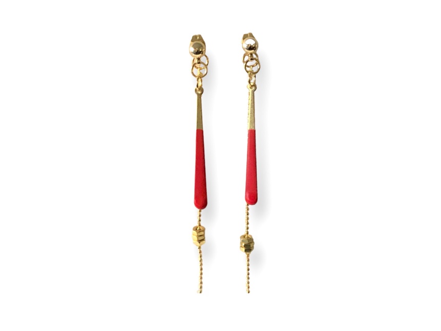 Boucles d'oreilles longues écrous émail rouge Oh la la ! - Longues boucles d'oreilles avec émail rouge, écrous en laiton brut et chaîne billes dorée.